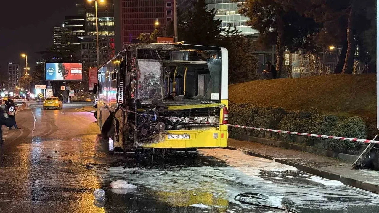 Seyir halindeki İETT otobüsünde facia: Alev alev yandı