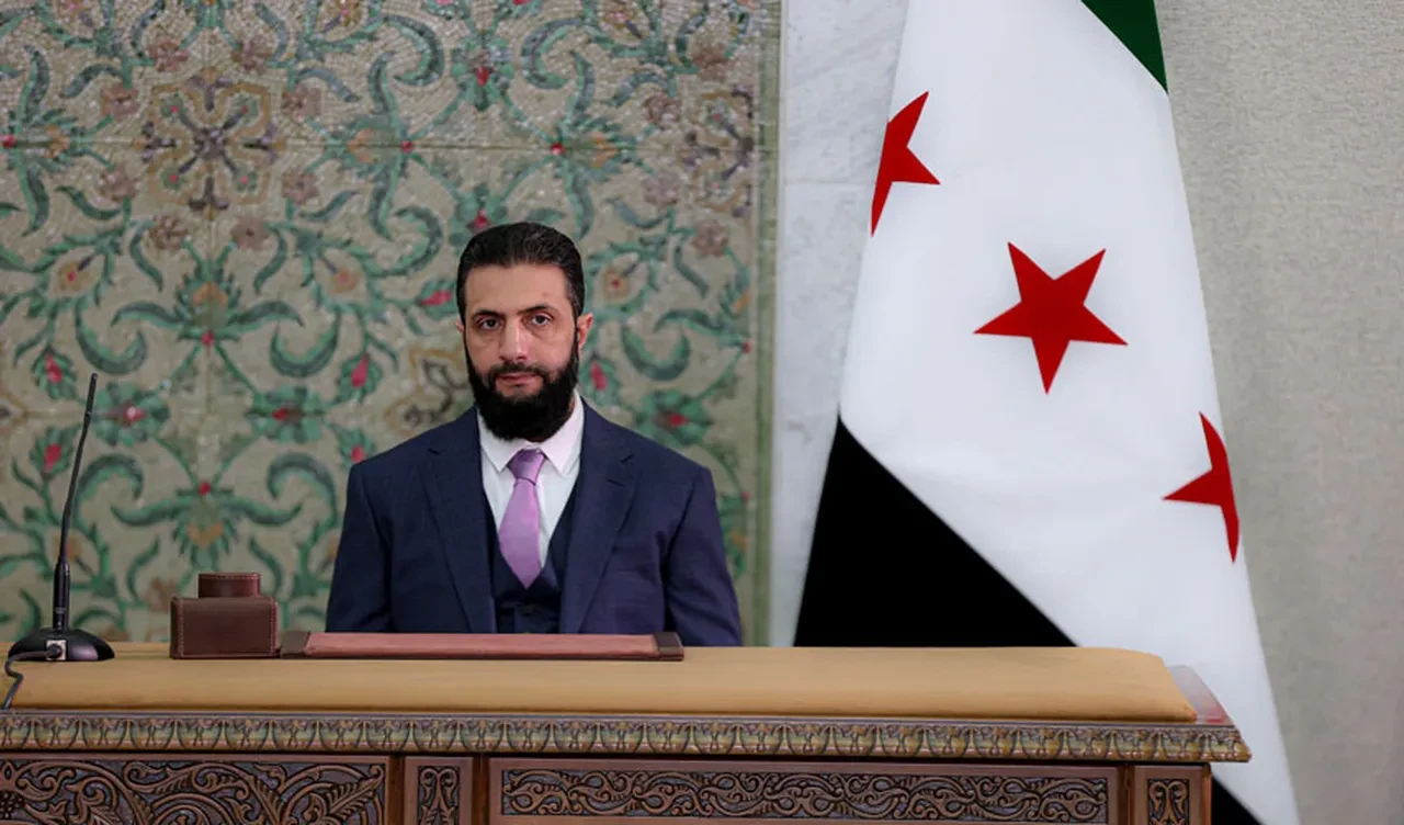 Suriye'de devrik lider Esad'ın izleri siliniyor: Ahmed Şara geçici anayasa taslağını imzaladı