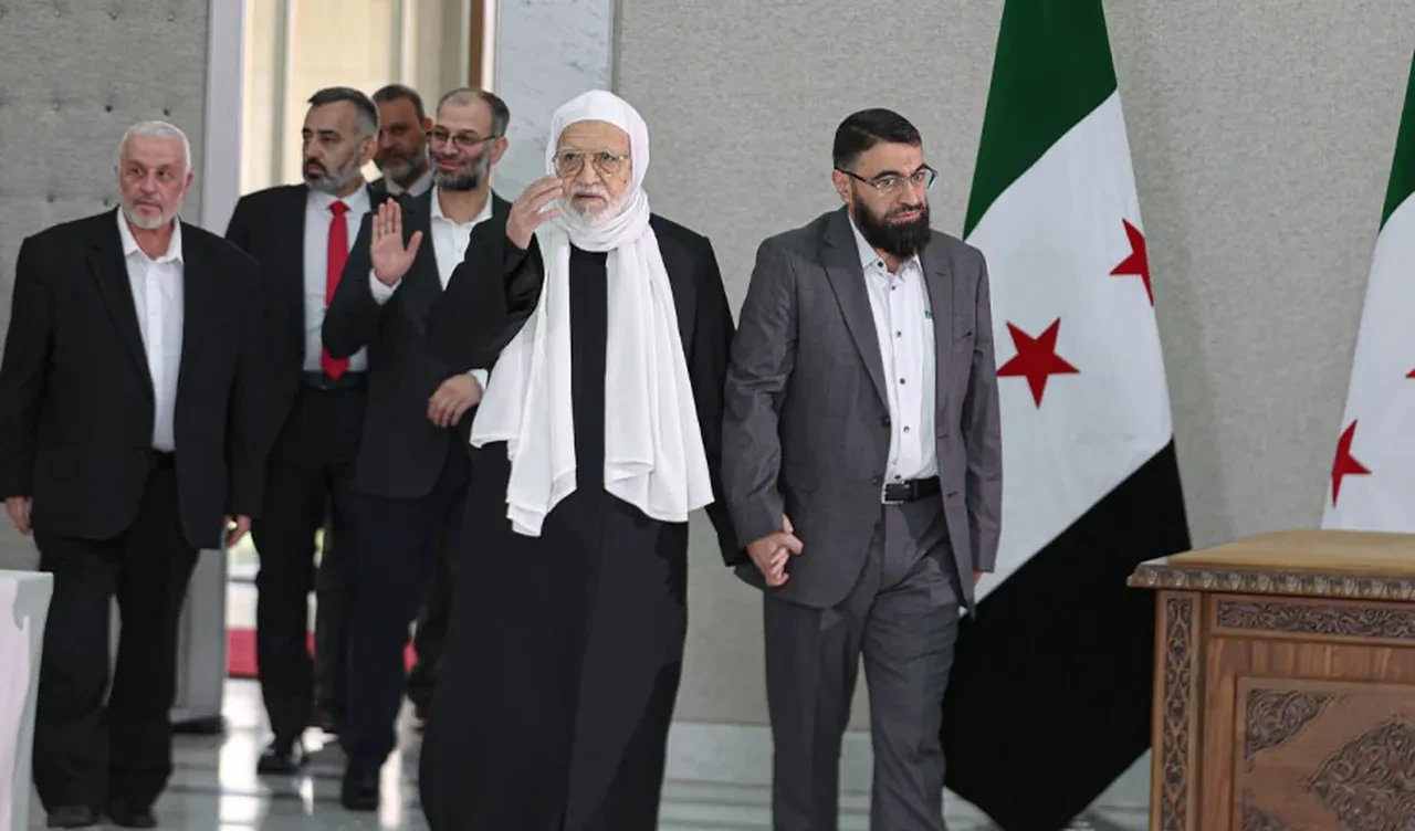 Suriye'de devrik lider Esad'ın izleri siliniyor: Ahmed Şara geçici anayasa taslağını imzaladı