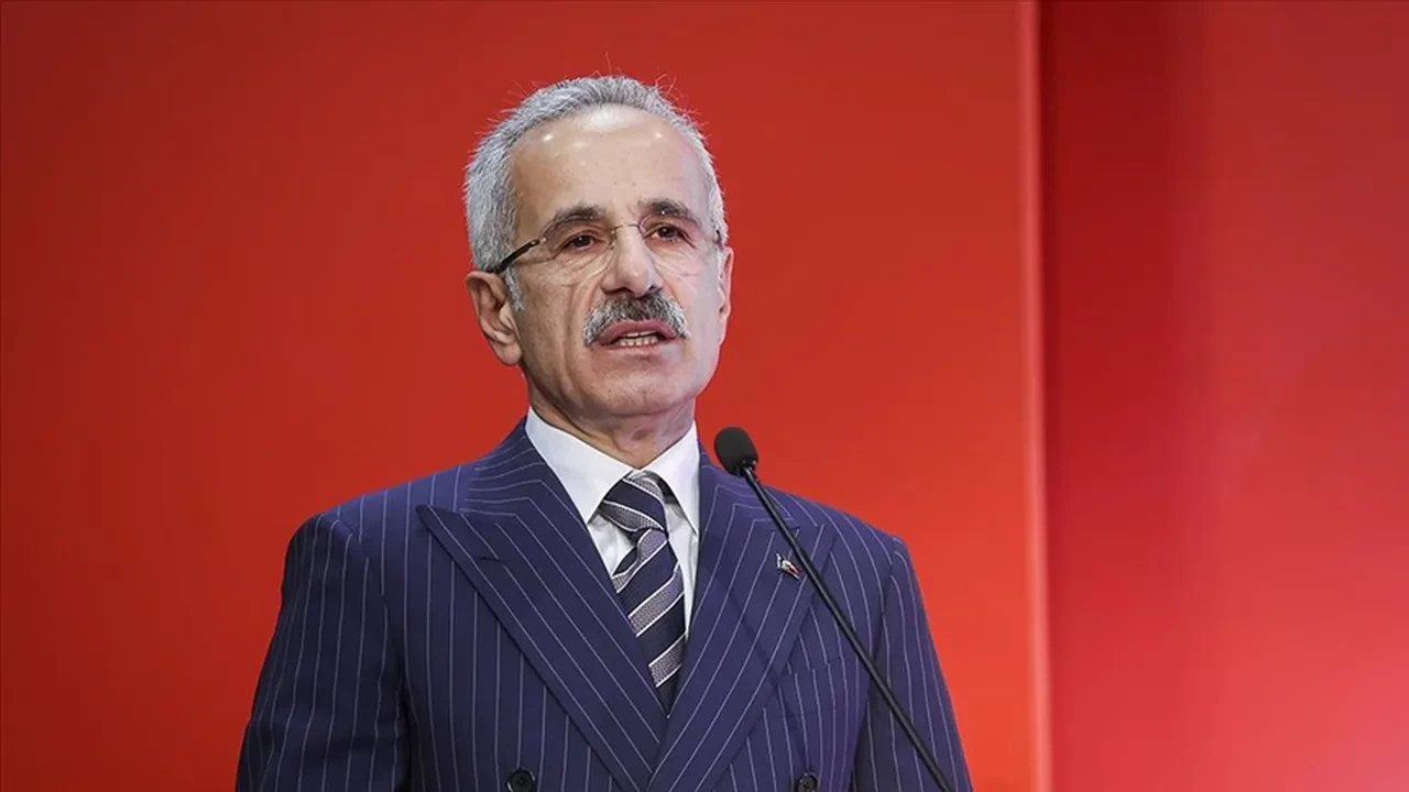 Bakan Uraloğlu duyurdu! Süper hızlı tren geliyor: İstanbul-Ankara arası 80 dakikaya düşecek