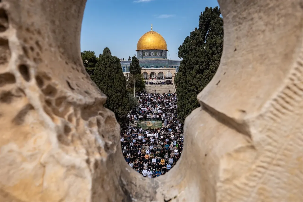 Binlerce Filistinli cuma namazını Mescid-i Aksa'da eda etti