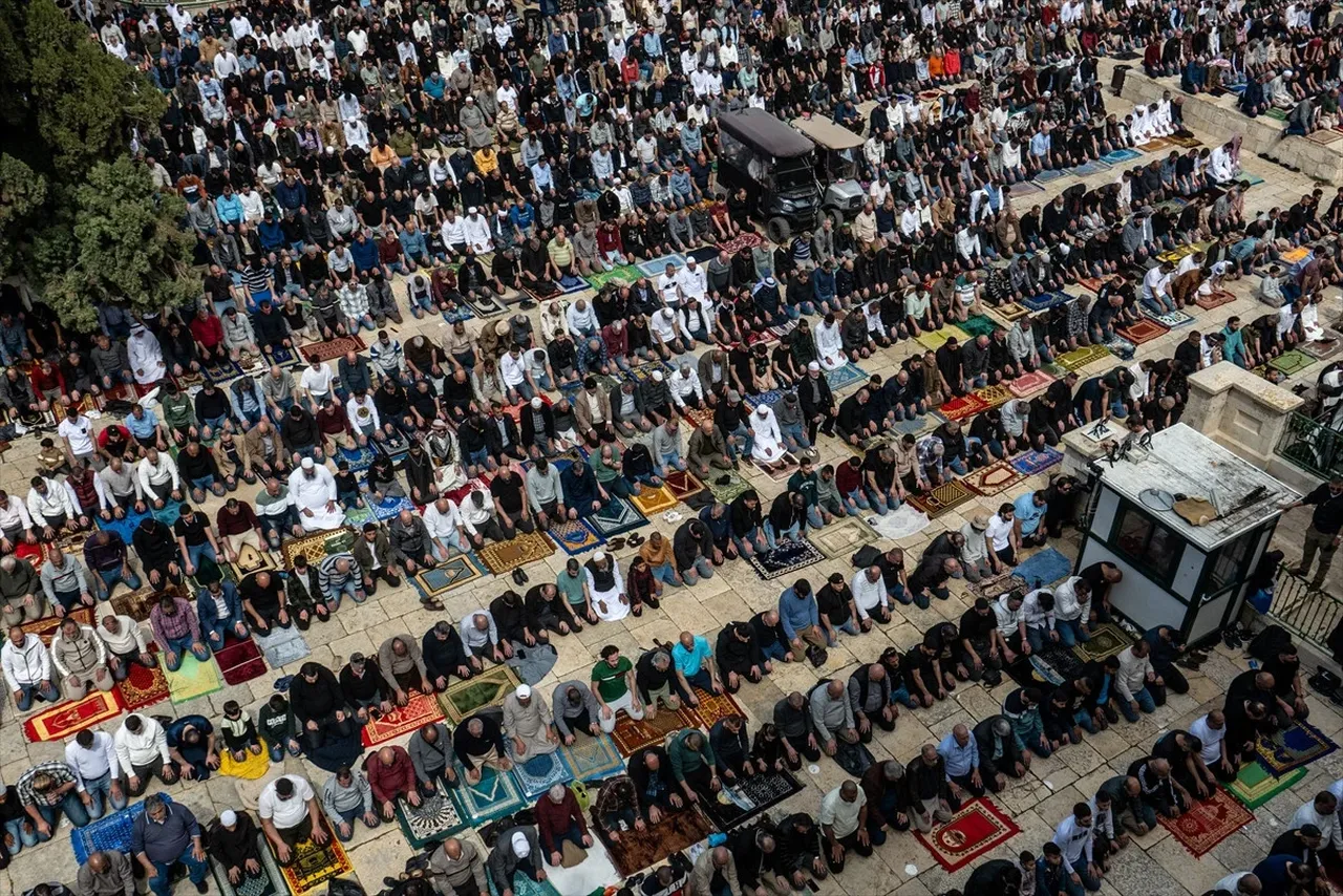 Binlerce Filistinli cuma namazını Mescid-i Aksa'da eda etti