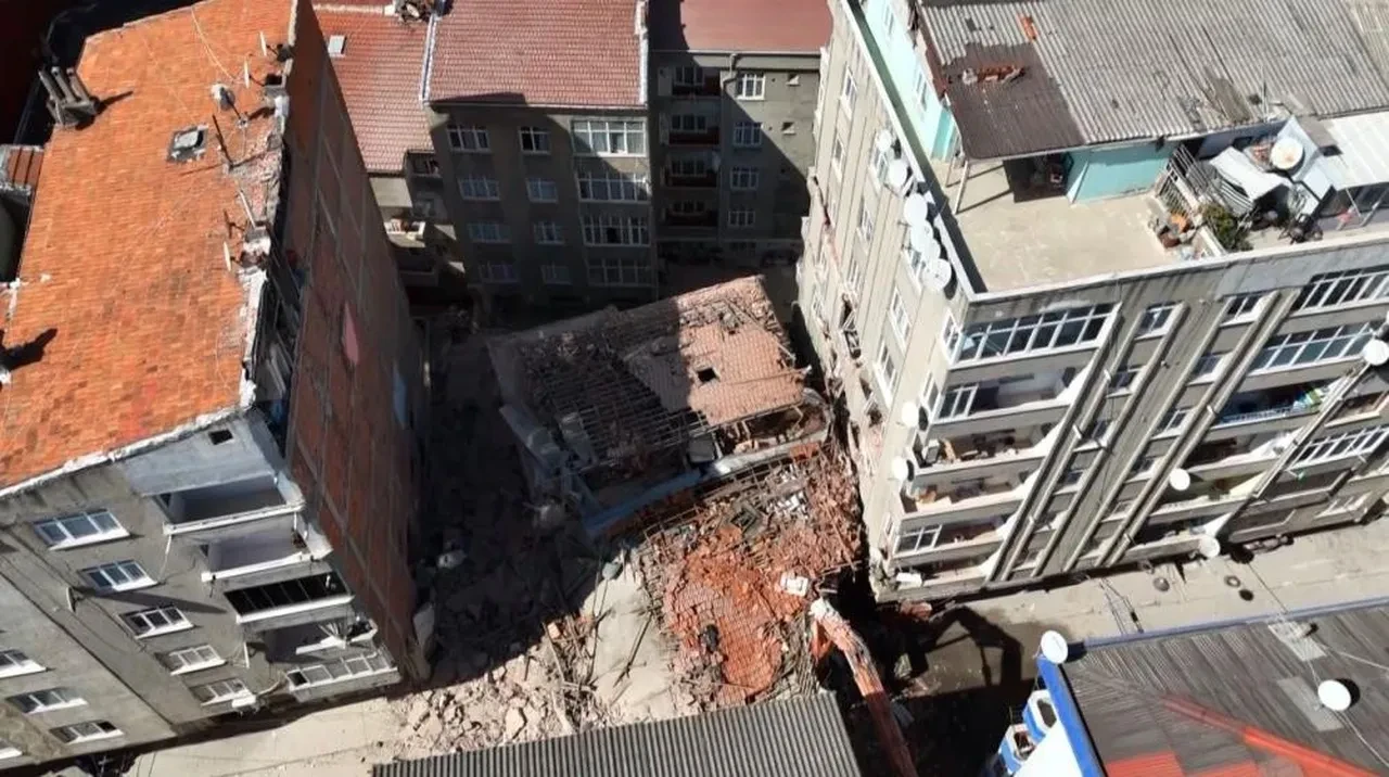 Esenler'de korku dolu anlar! Kontrollü yıkım sırasında bina çöktü