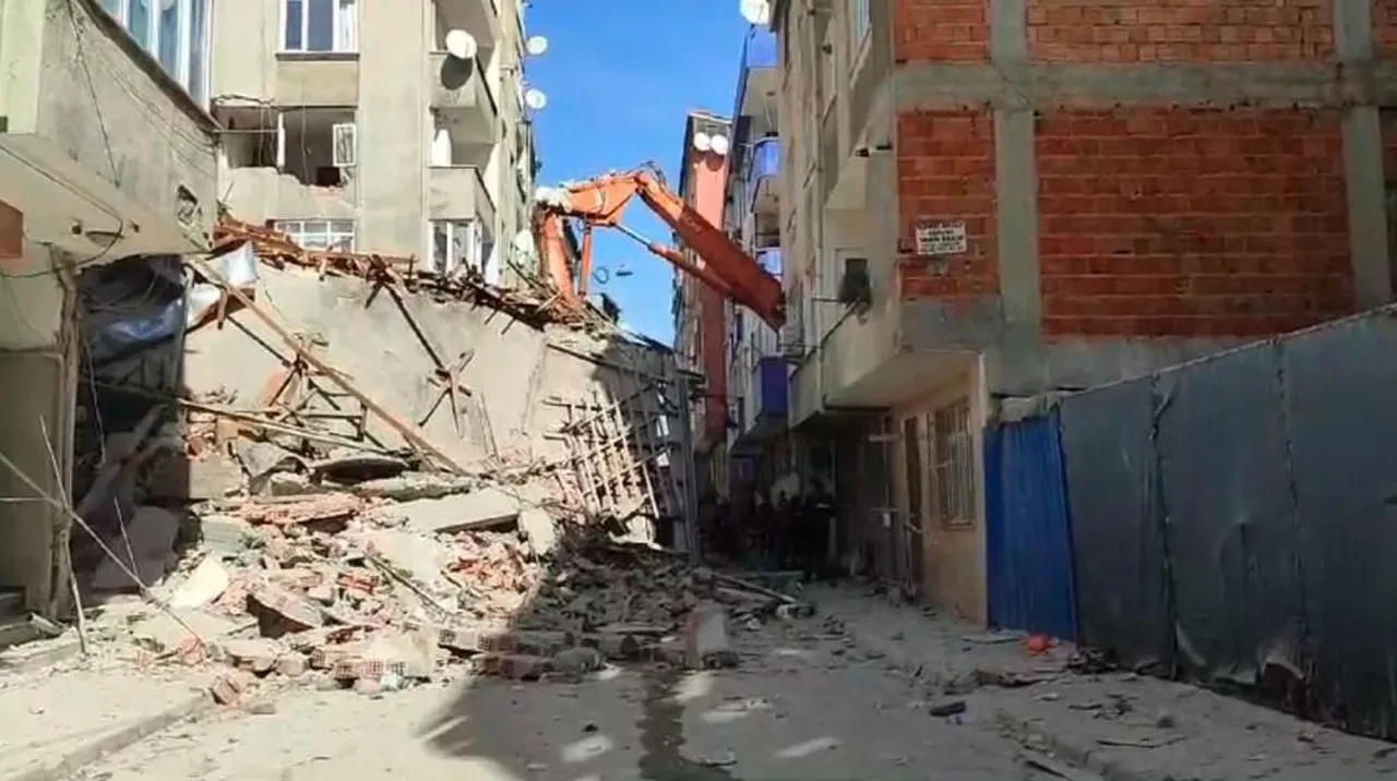Esenler'de korku dolu anlar! Kontrollü yıkım sırasında bina çöktü