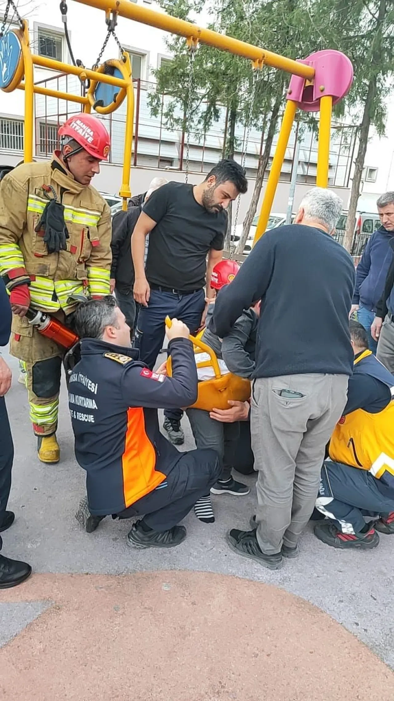 Oyun parkında akrobasi denemesi kötü bitti! Küçük çocuğun hali şaşkınlığa düşürdü