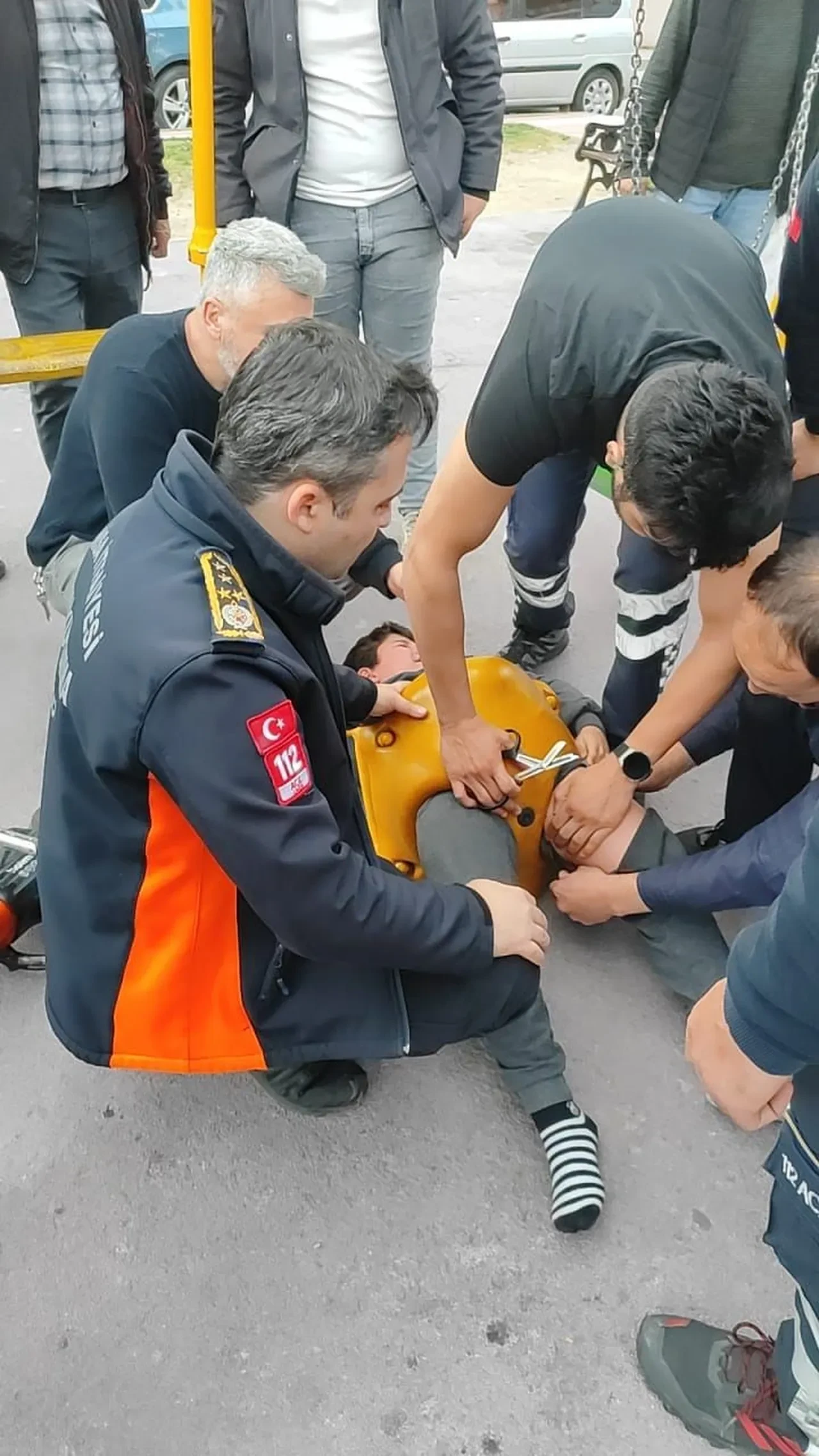 Oyun parkında akrobasi denemesi kötü bitti! Küçük çocuğun hali şaşkınlığa düşürdü