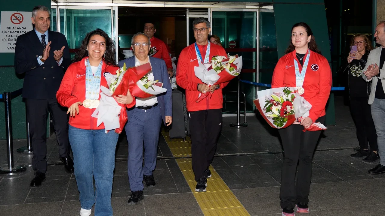 Şampiyonlar yurda döndü! Yusuf Dikeç ve arkadaşlarına çiçekli karşılama