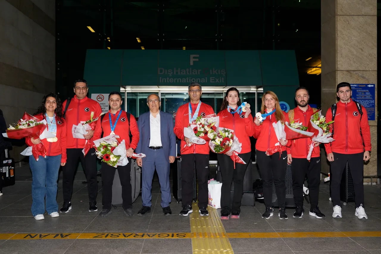 Şampiyonlar yurda döndü! Yusuf Dikeç ve arkadaşlarına çiçekli karşılama