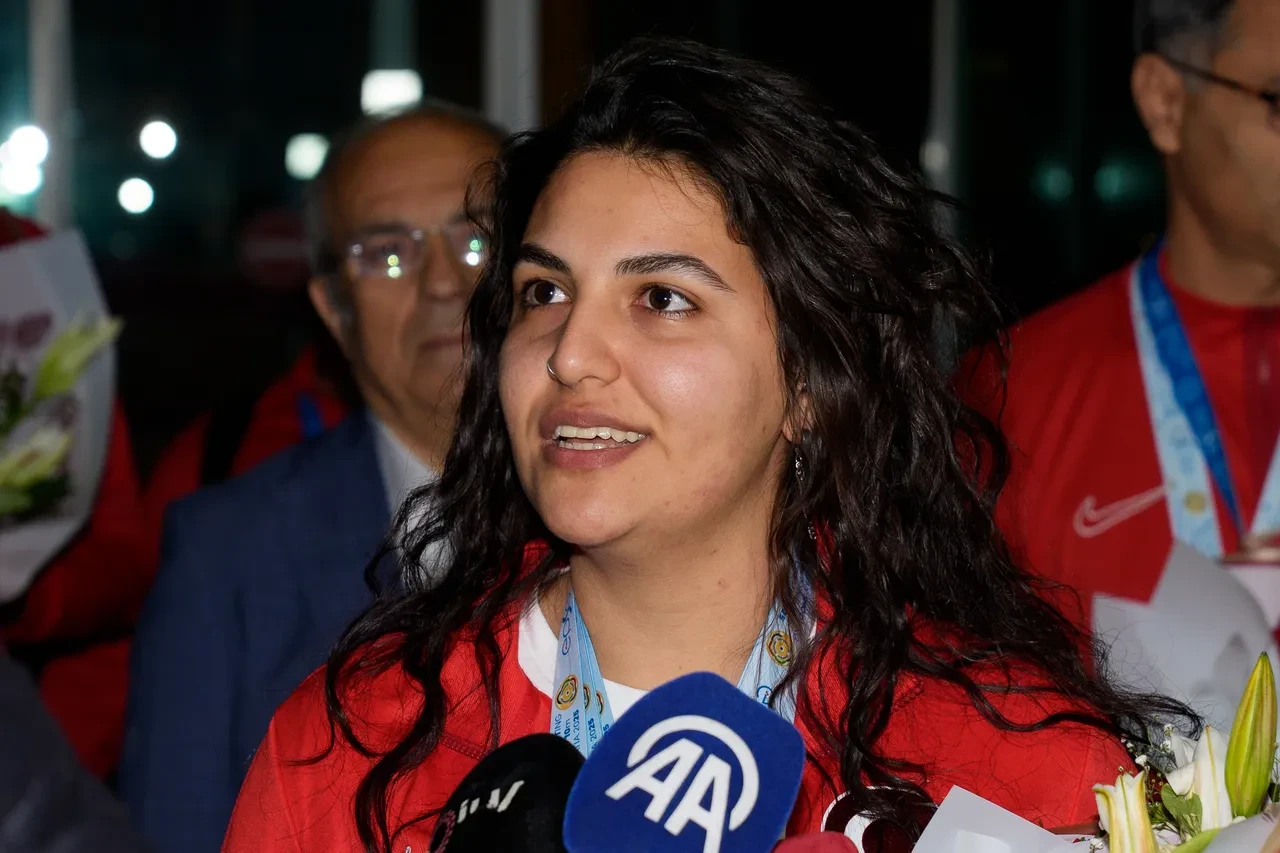 Şampiyonlar yurda döndü! Yusuf Dikeç ve arkadaşlarına çiçekli karşılama