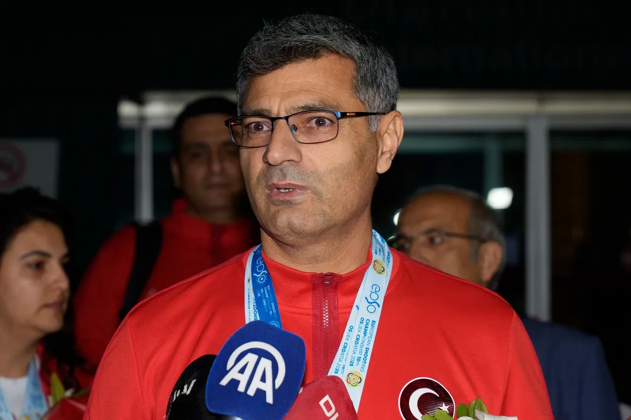 Şampiyonlar yurda döndü! Yusuf Dikeç ve arkadaşlarına çiçekli karşılama