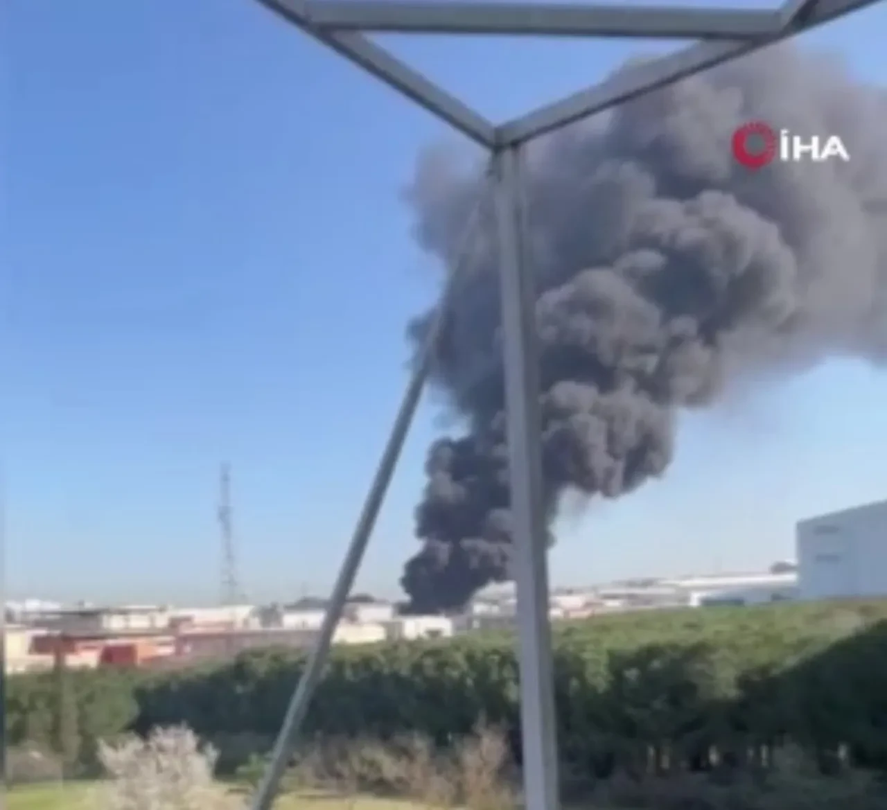 Tuzla Organize Sanayi Bölgesi'nde yangın! Çok sayıda itfaiye ekibi sevk edildi