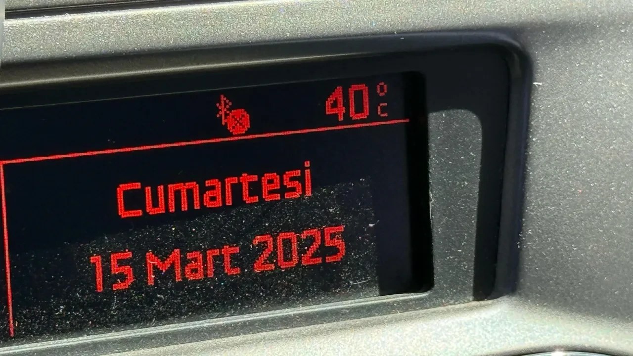 Adana'da yaz mevsimi resmen başladı! Sıcaktan bunalan gençler sulama kanallarına akın etti