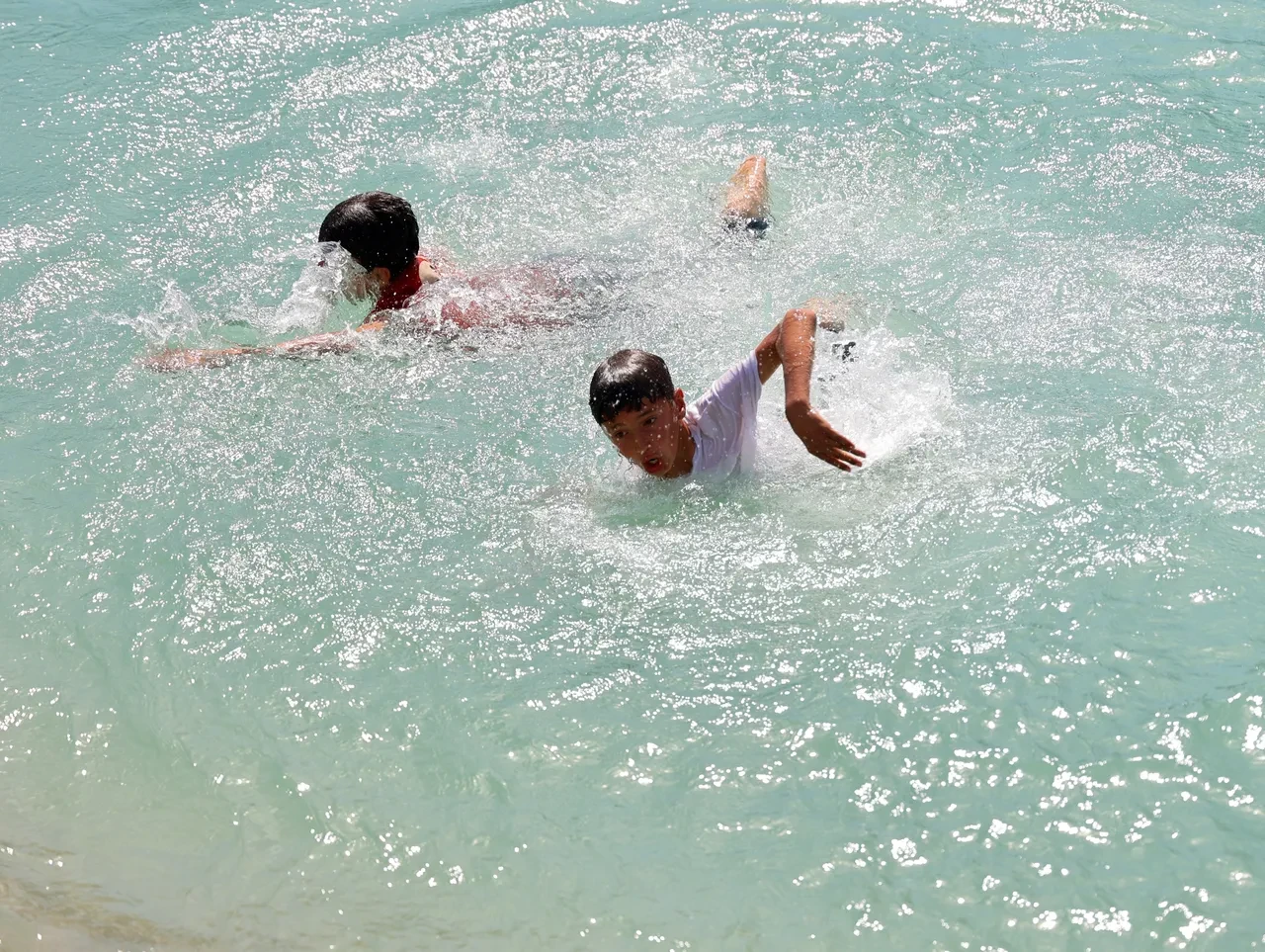 Adana'da yaz mevsimi resmen başladı! Sıcaktan bunalan gençler sulama kanallarına akın etti