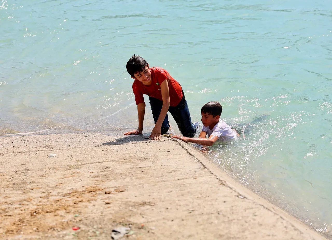 Adana'da yaz mevsimi resmen başladı! Sıcaktan bunalan gençler sulama kanallarına akın etti