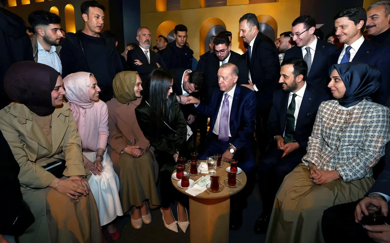 Cumhurbaşkanı Erdoğan gençlerle ateş başında çay sohbeti yaptı