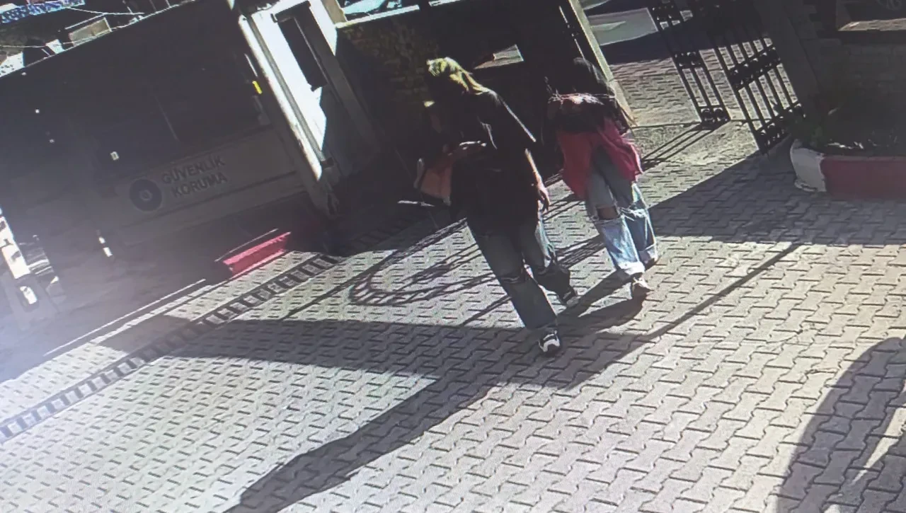 Mezarlıkta büyük saygısızlık! Genç kızlar mezarlığa farklı kıyafetlerle girmiş