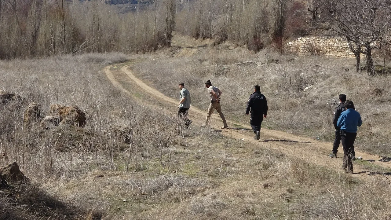 Sivas'ta mühimmat paniği! Dere yatağında bulundu! Cadde trafiğe kapatıldı