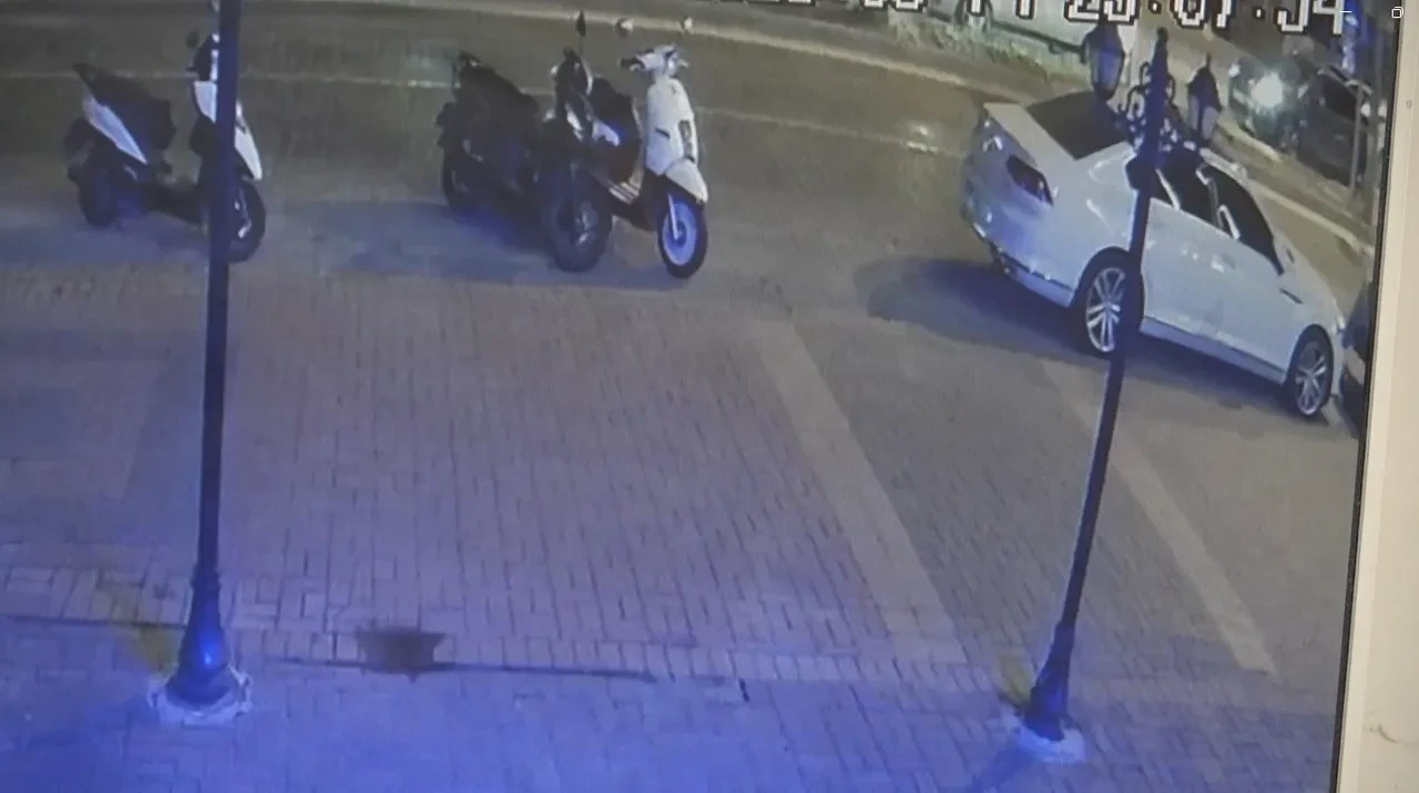 Sokak ortasında tartıştığı kişiyi bıçaklayıp kaçtı! Dehşet anları kamerada