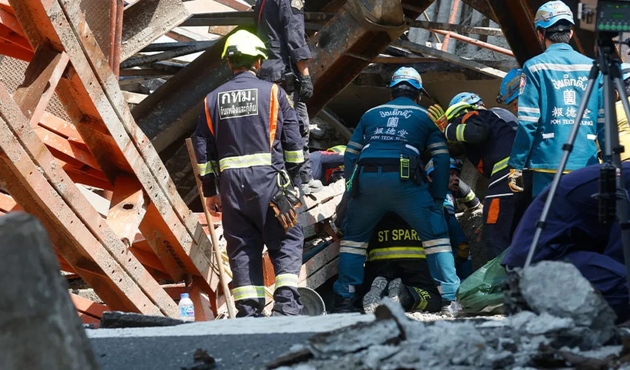 Tayland'da tonlarca ağırlıktaki köprü işçilerin üzerine çöktü! Çok sayıda ölü ve yaralı var