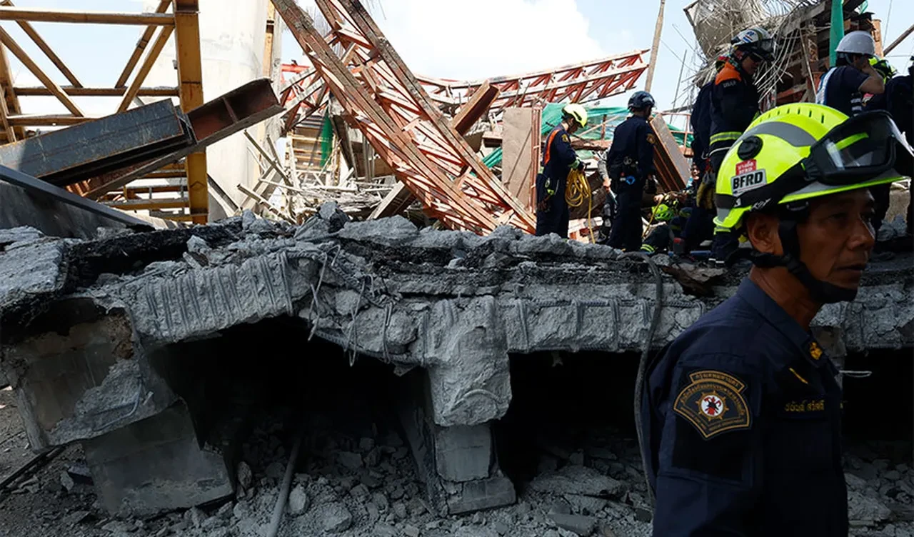 Tayland'da tonlarca ağırlıktaki köprü işçilerin üzerine çöktü! Çok sayıda ölü ve yaralı var