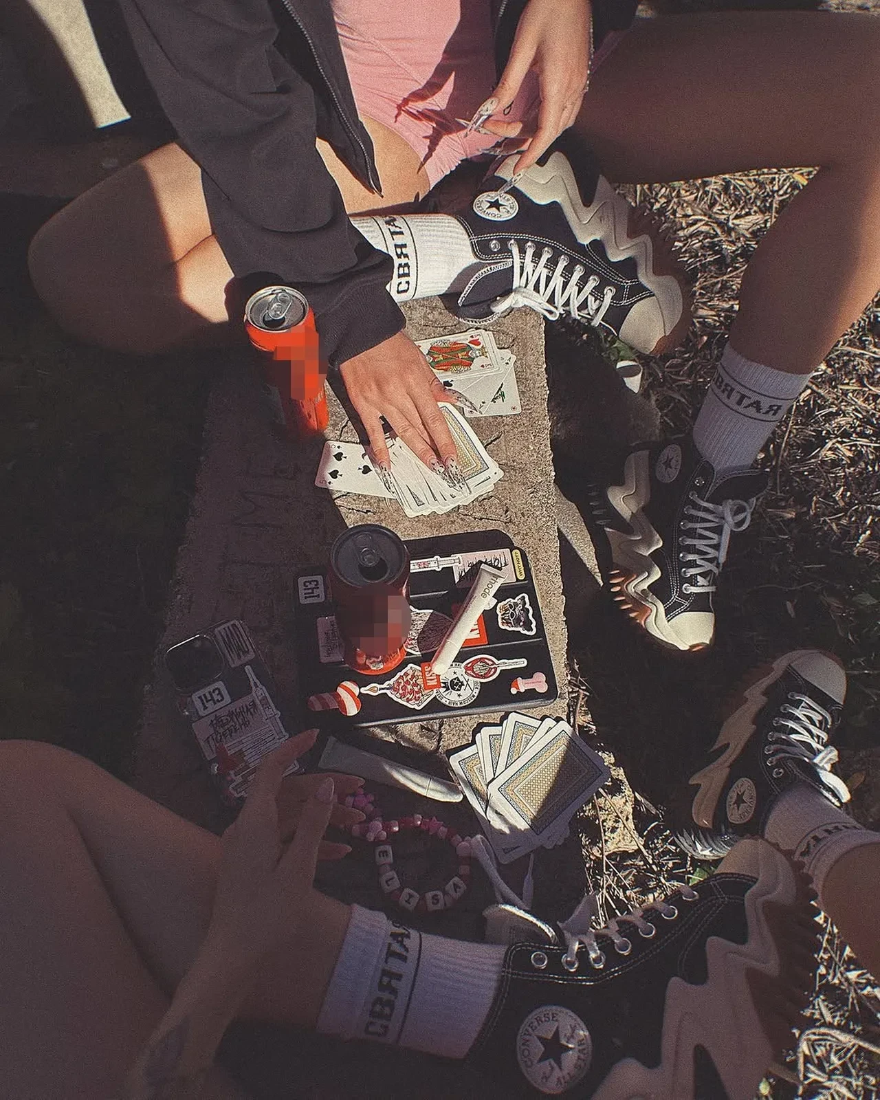 Tık kazanma hırsına kabirdekilere de rahat vermediler: Tepki çeken kadınlardan haber var