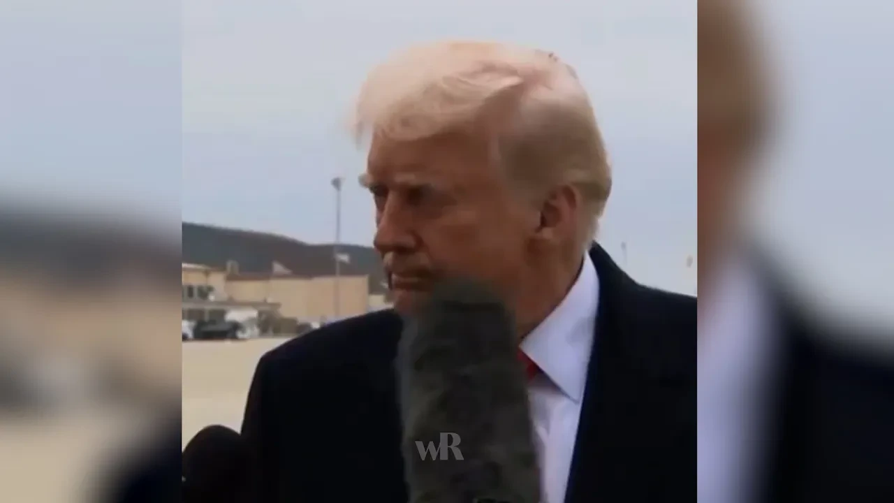 Trump'ın yüzüne mikrofon çarptı! Muhabire attığı bakış olay oldu: 'Ölüm bakışı' 