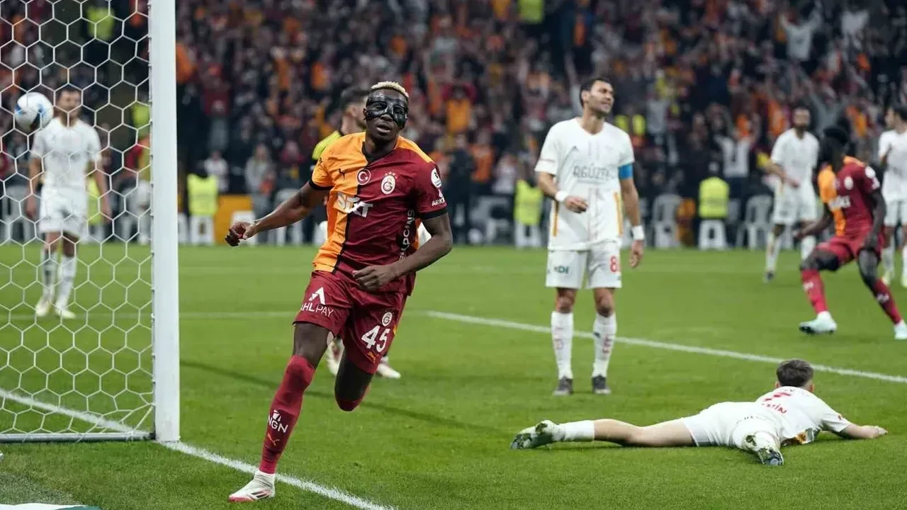 Victor Osimhen'den Süper Lig'de bir ilk! Gol krallığında zirveye yerleşti