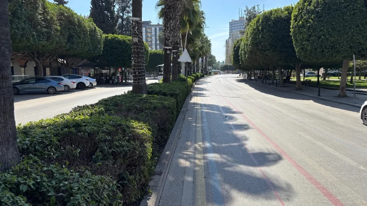 Adana sıcak hava ile kavruluyor! 96 yılın sıcaklık rekoru kırıldı, sokaklar boş kaldı