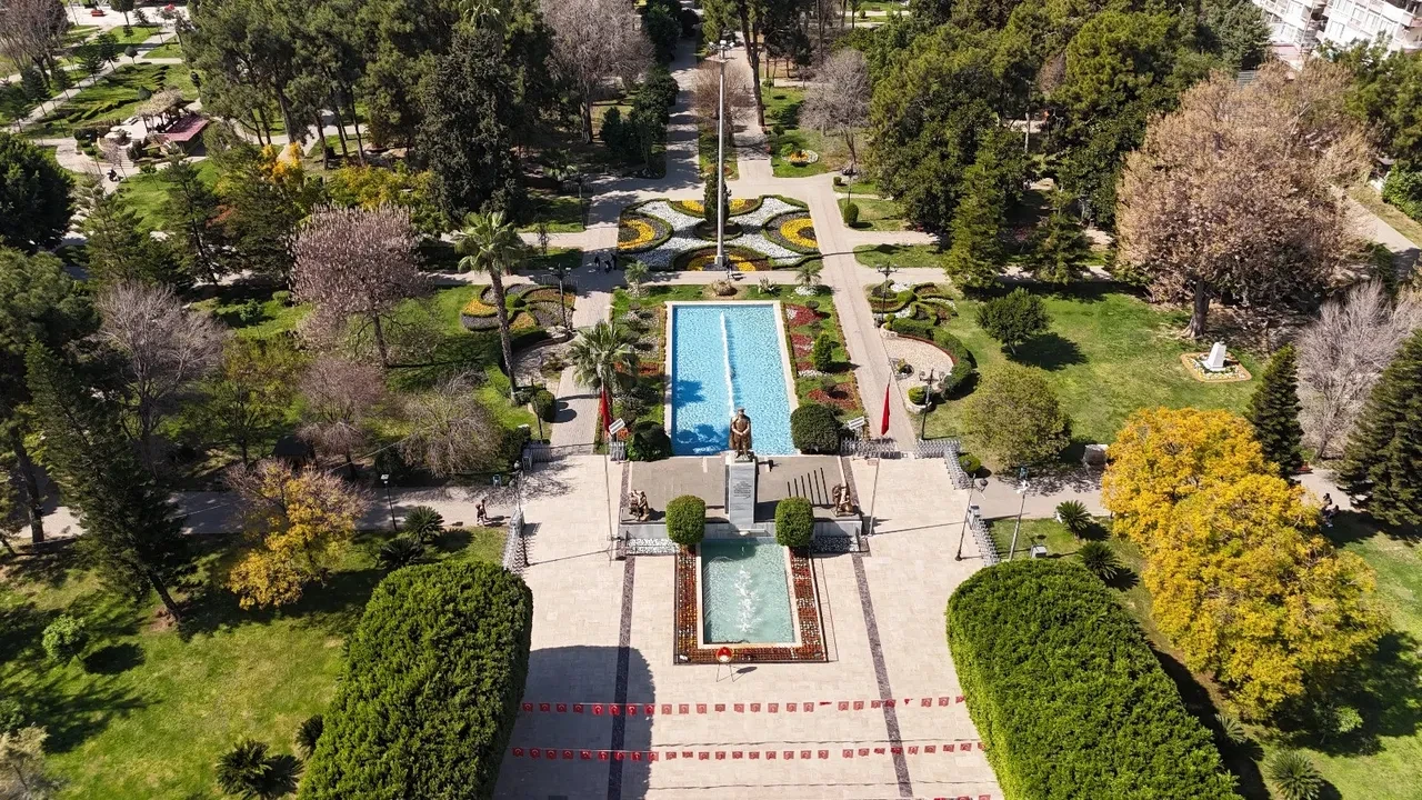 Adana sıcak hava ile kavruluyor! 96 yılın sıcaklık rekoru kırıldı, sokaklar boş kaldı