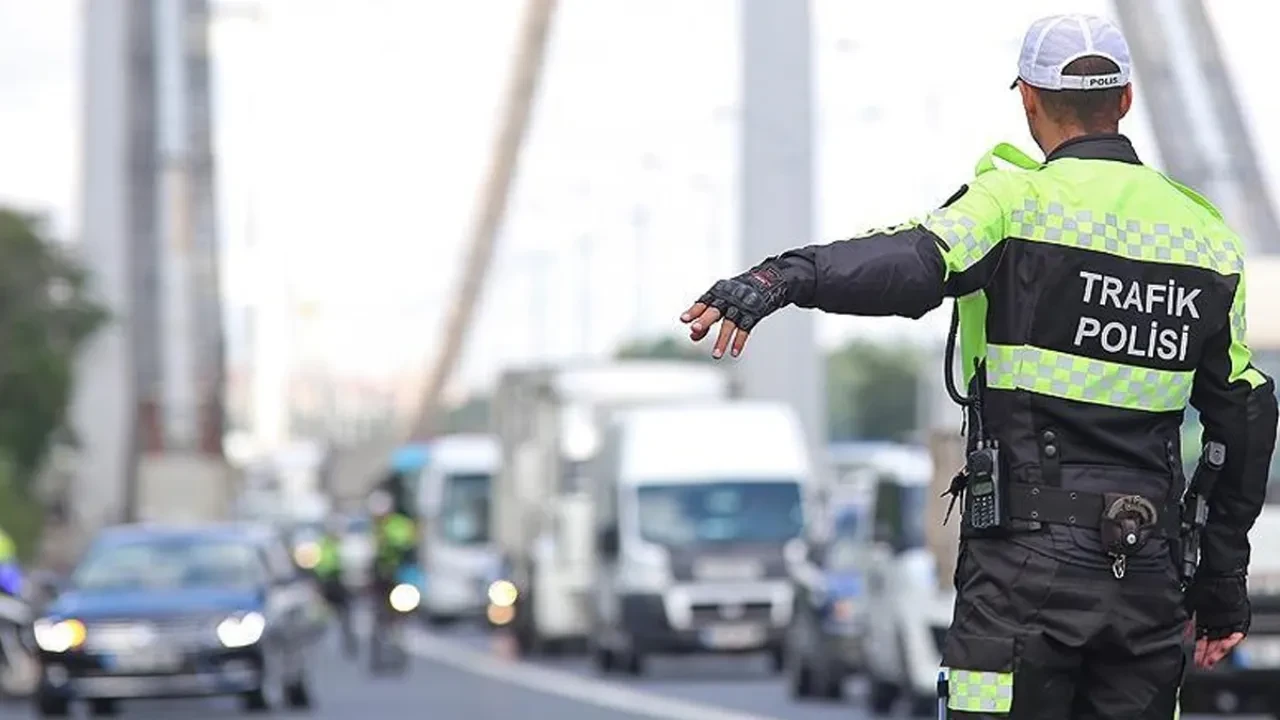 Bakan Yerlikaya duyurdu! Trafikte kural ihlaline geçit yok: Binlerce sürücüye ceza yağdı