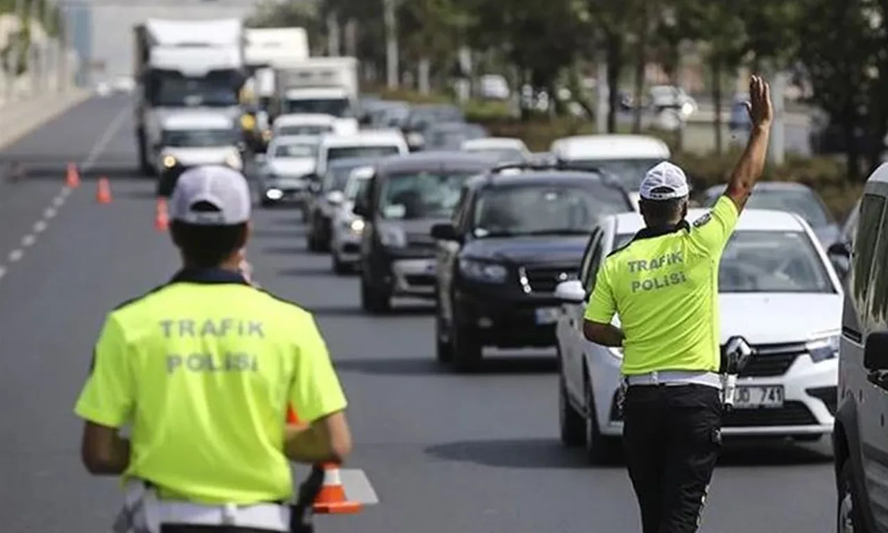 Bakan Yerlikaya duyurdu! Trafikte kural ihlaline geçit yok: Binlerce sürücüye ceza yağdı
