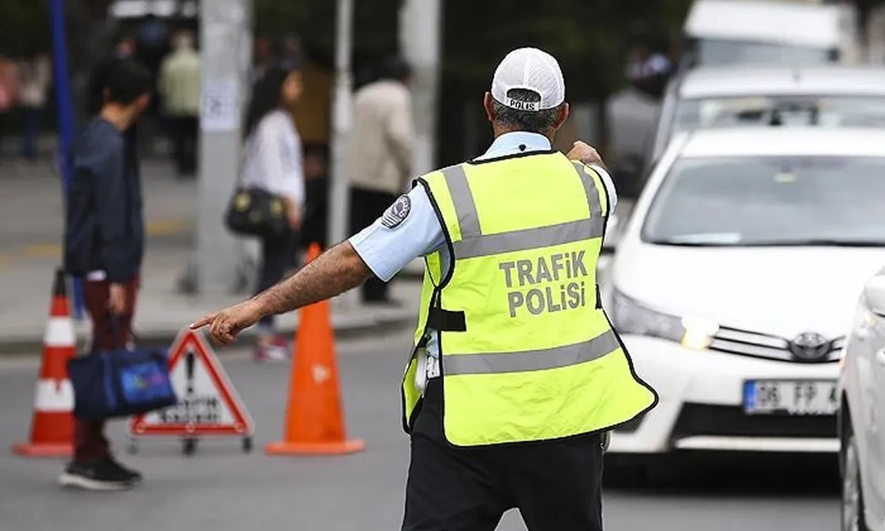Bakan Yerlikaya duyurdu! Trafikte kural ihlaline geçit yok: Binlerce sürücüye ceza yağdı