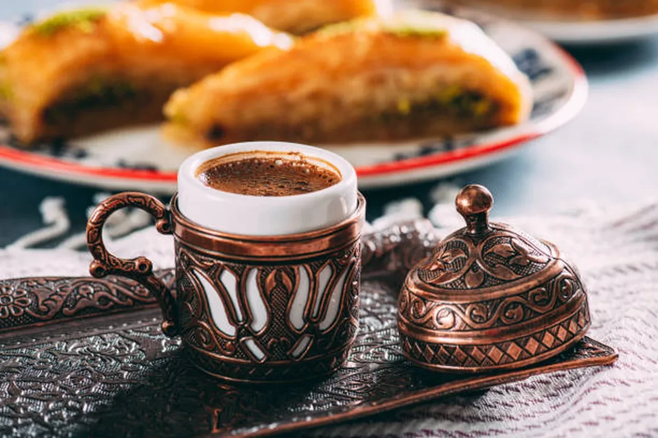 Baklava yediyseniz bunu asla yapmayın! Vücutta zehir etkisi yapıyor 