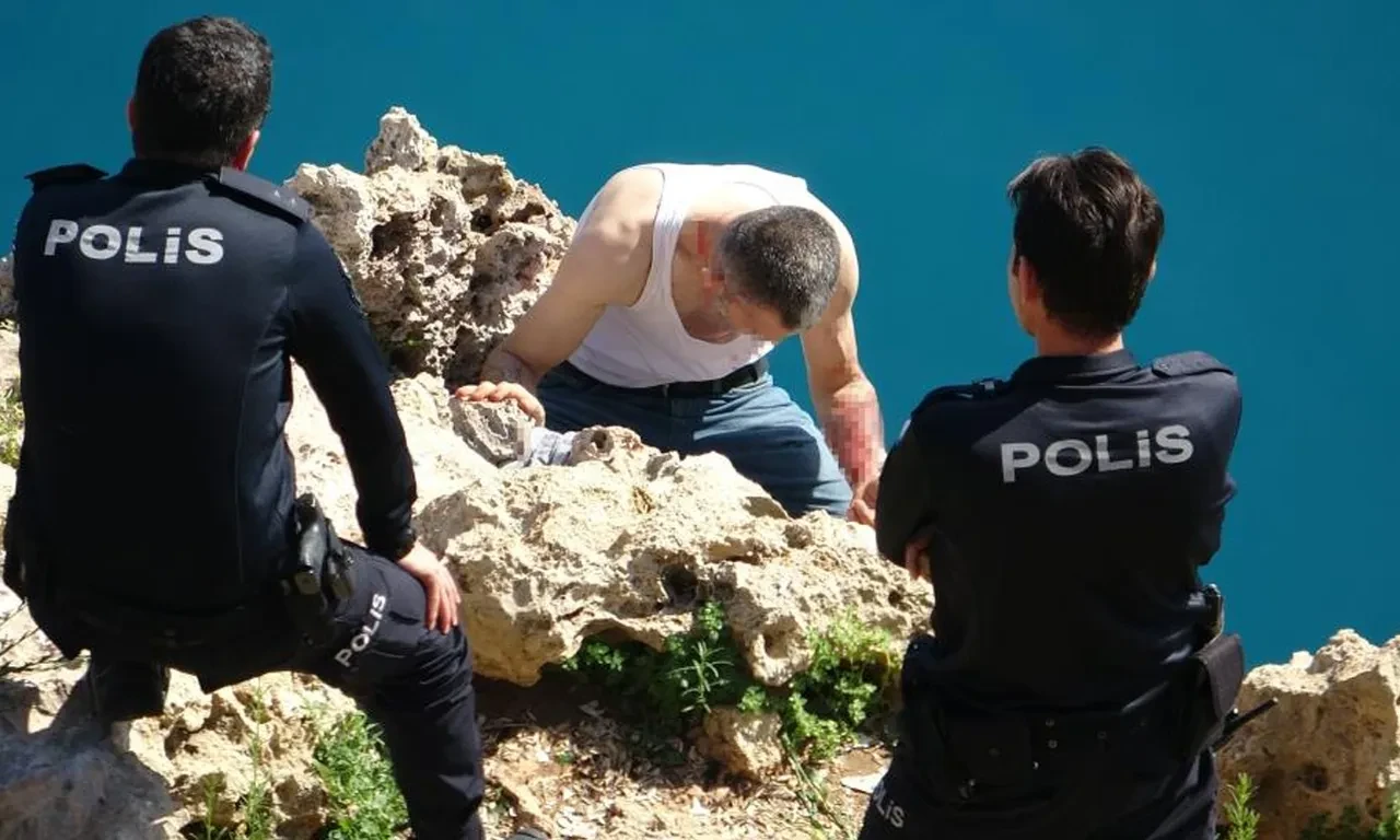 Falezlerin ucunda can pazarı! Polis ekipler zar zor ikna etti