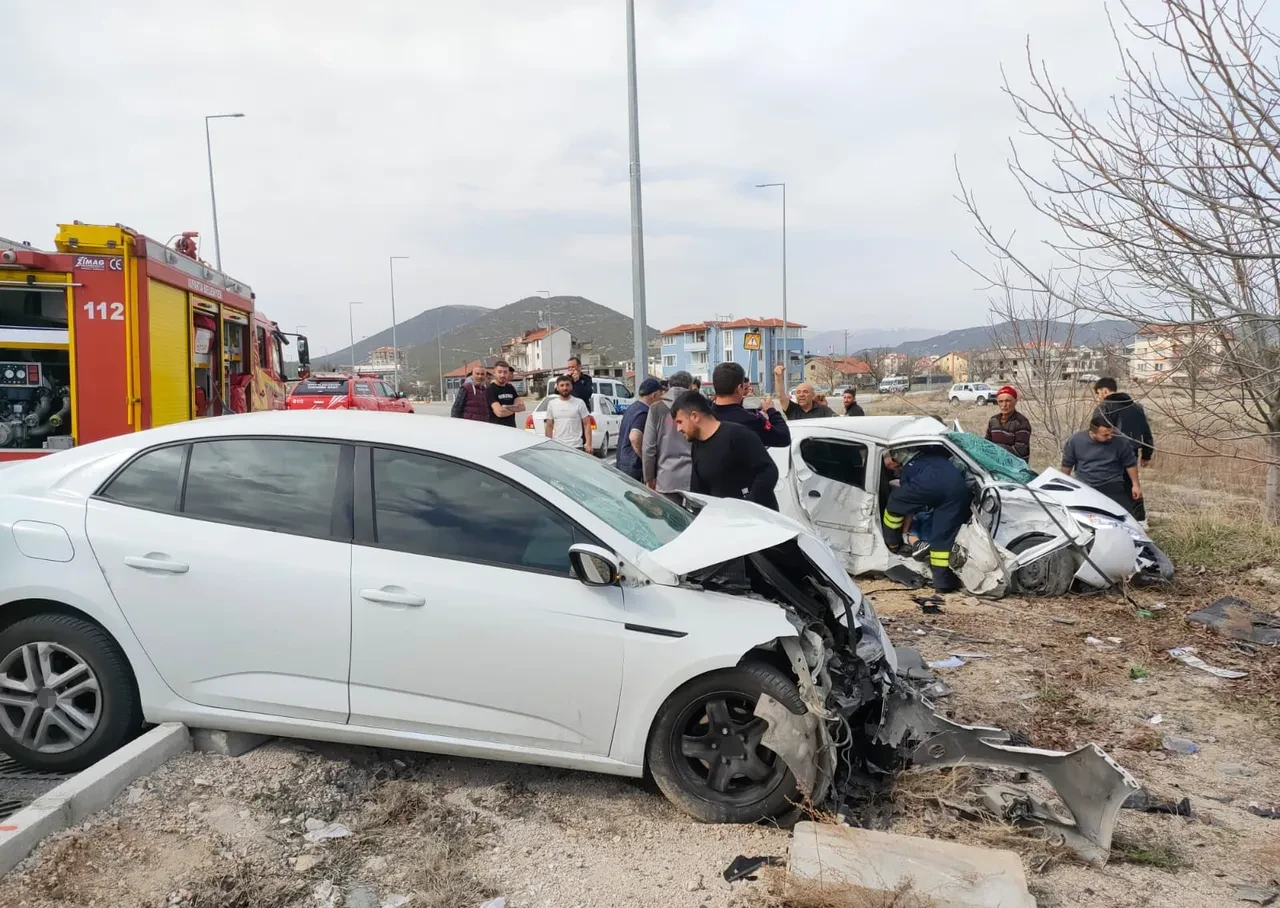 Isparta’da otomobiller kafa kafaya çarpıştı: 2 ölü, 3 yaralı