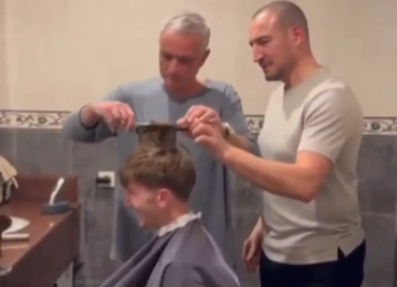 Jose Mourinho berberliğe de el attı! Burak Kapacak'ı tıraş etti