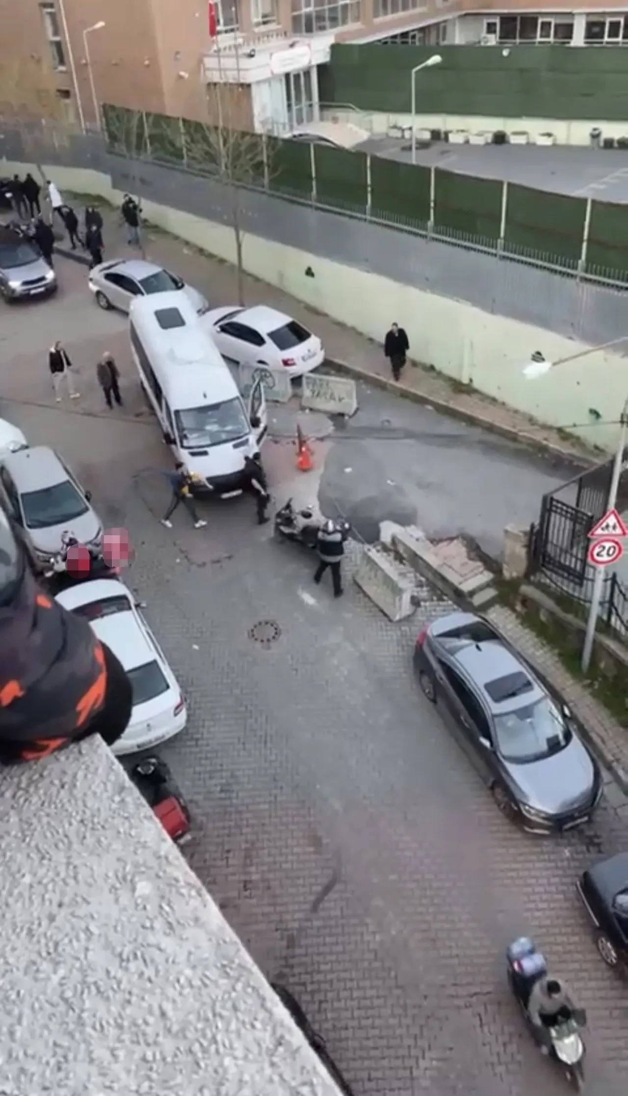 Kağıthane'de yol verme kavgası! Servis şoförünü kuzenine vurdurdu cadde ortasında darbetti