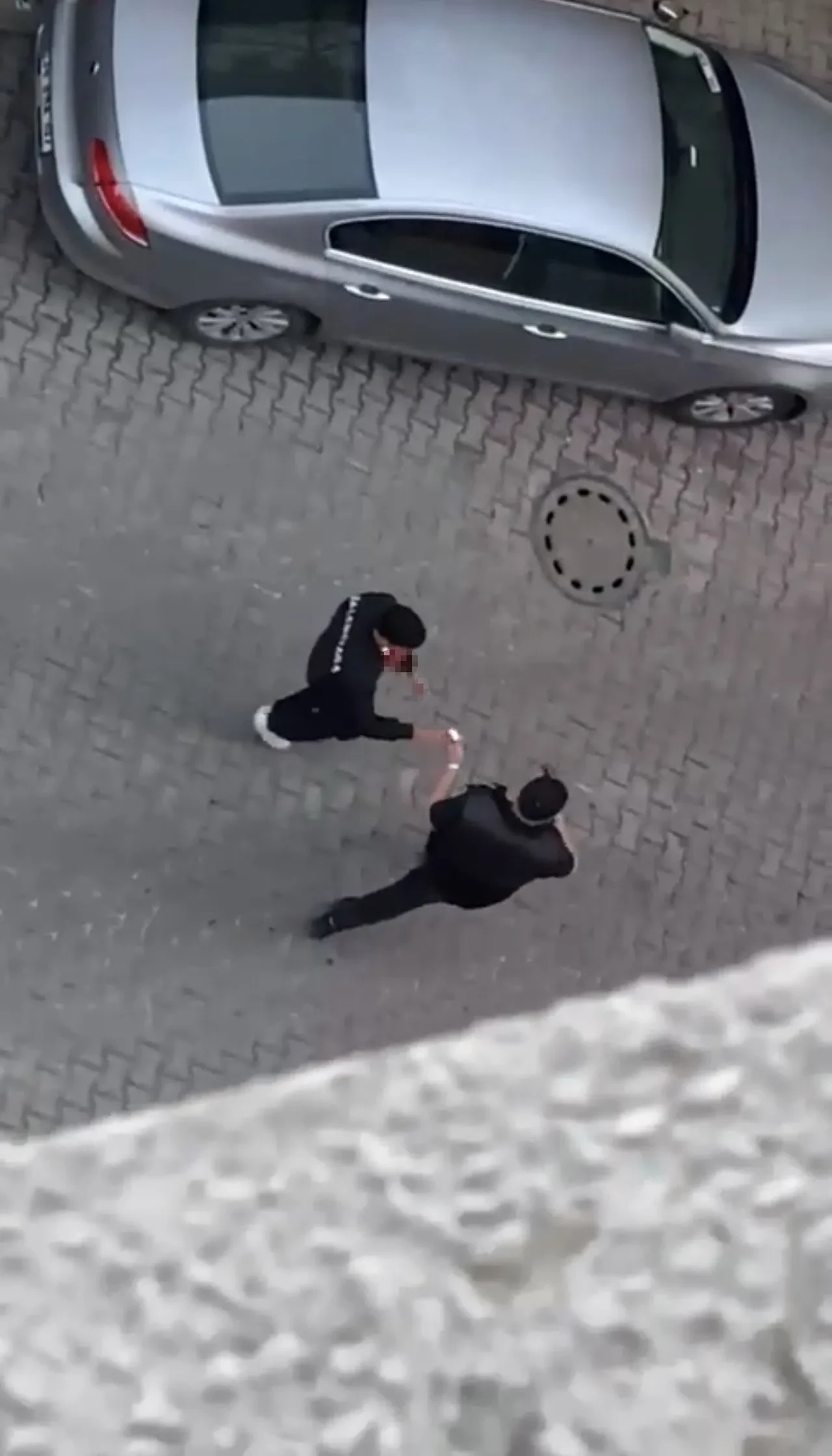 Kağıthane'de yol verme kavgası! Servis şoförünü kuzenine vurdurdu cadde ortasında darbetti