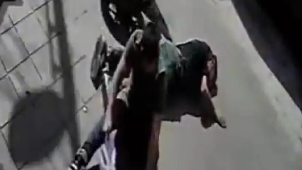 Kaldırımı işgal eden motosiklet yayayı ezdi