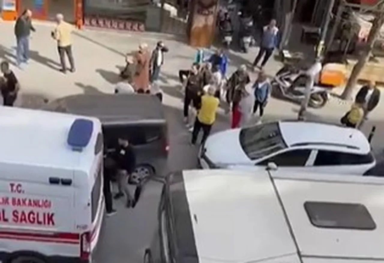 Kaldırımı işgal eden motosiklet yayayı ezdi