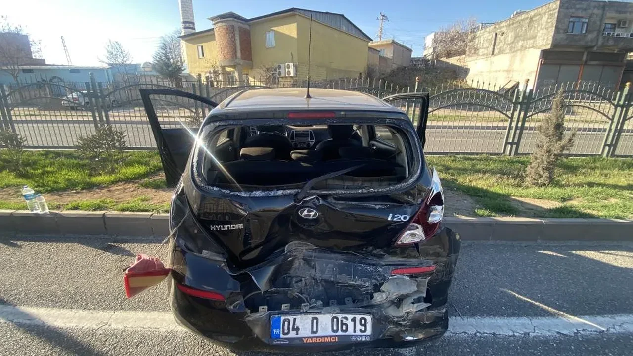 Minibüs otomobile çarptı: 3'ü çocuk 6 yaralı