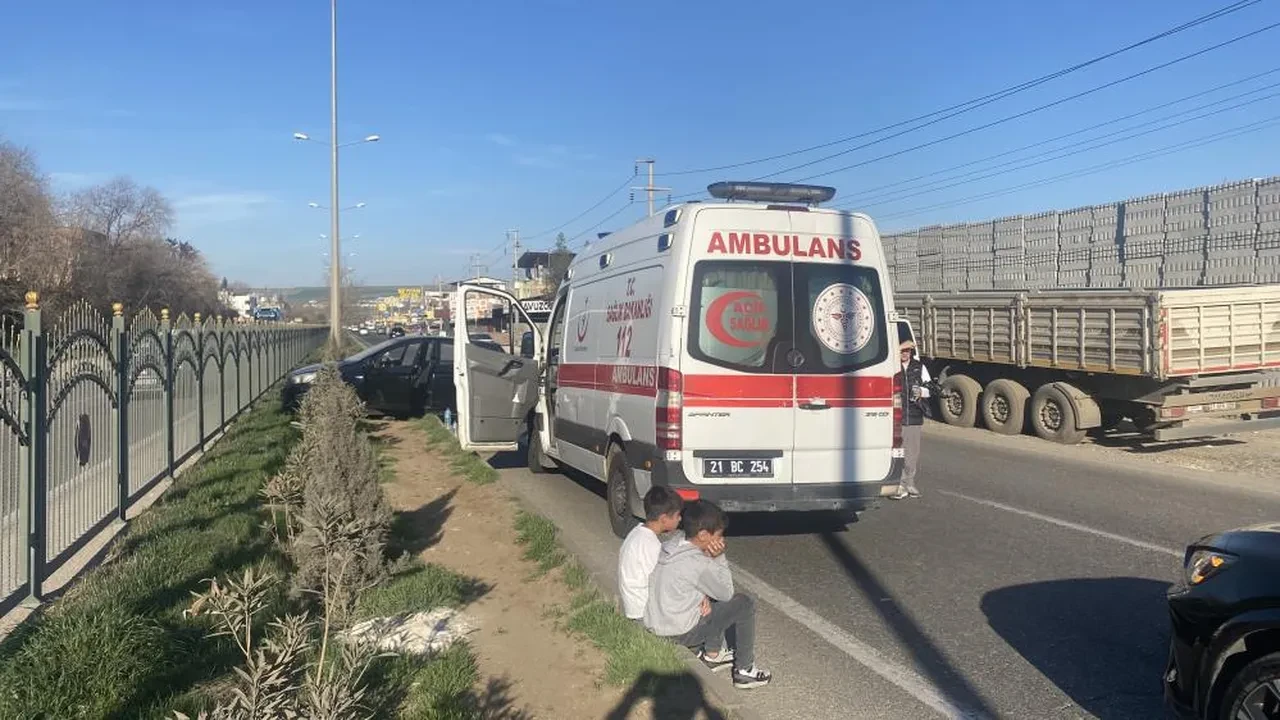Minibüs otomobile çarptı: 3'ü çocuk 6 yaralı