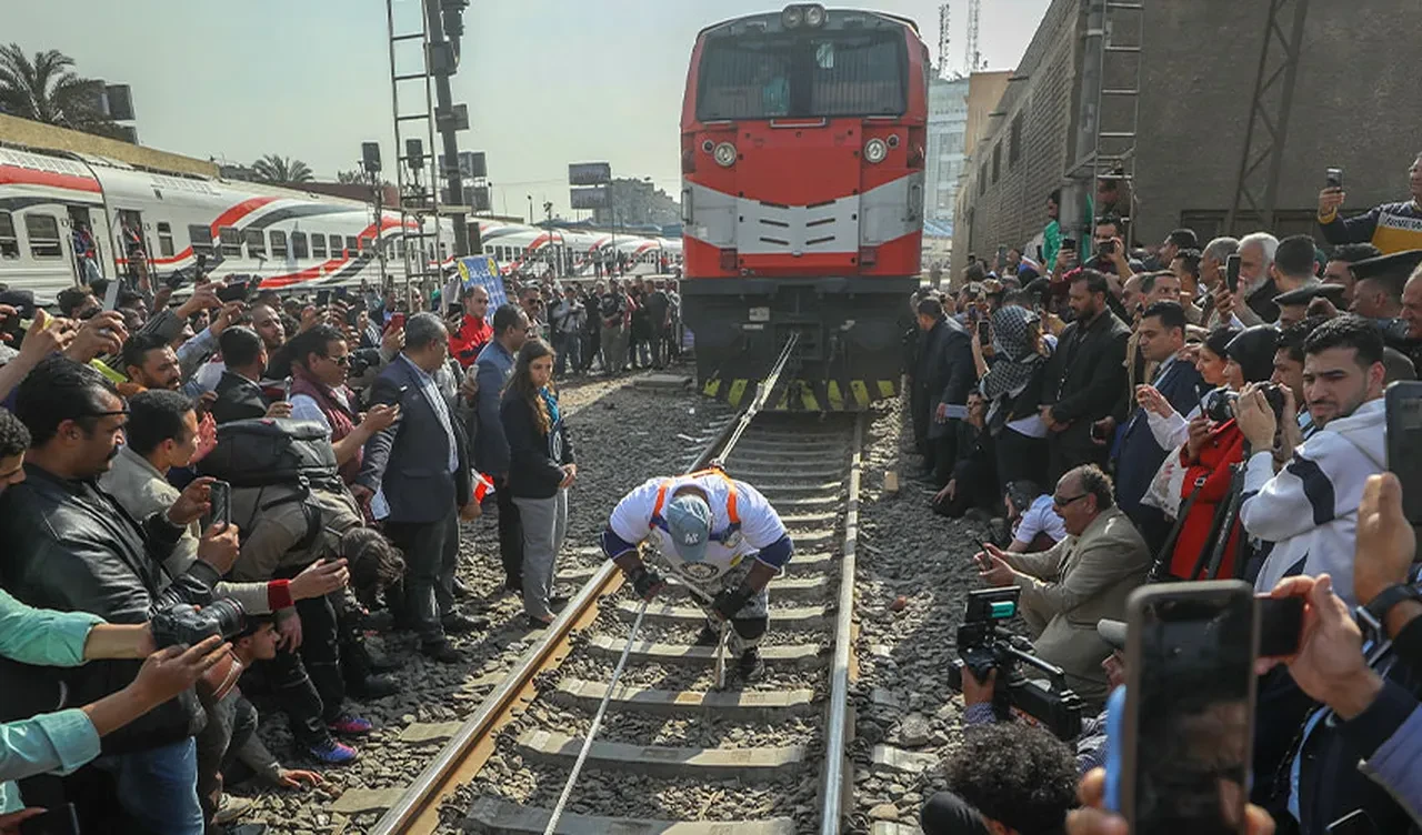 Oruçluyken 279 tonluk treni çekti! Guinness rekoru kırdı