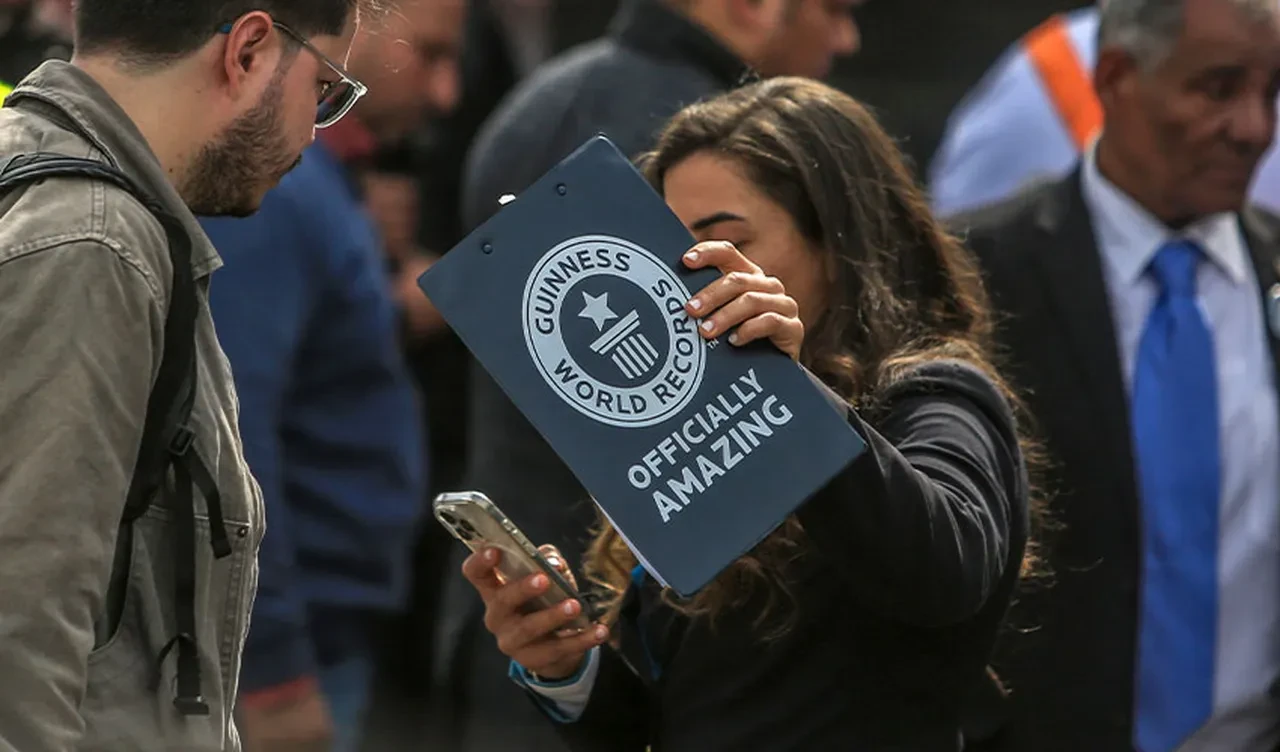 Oruçluyken 279 tonluk treni çekti! Guinness rekoru kırdı