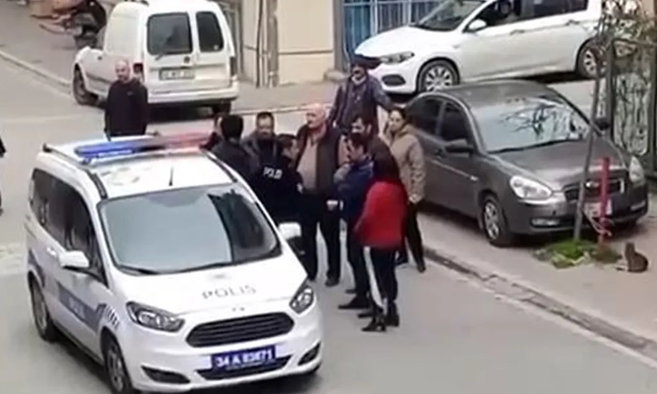 Tanımadığı kadını takip etti, mahalleliden dayak yedi: O anlar kamerada