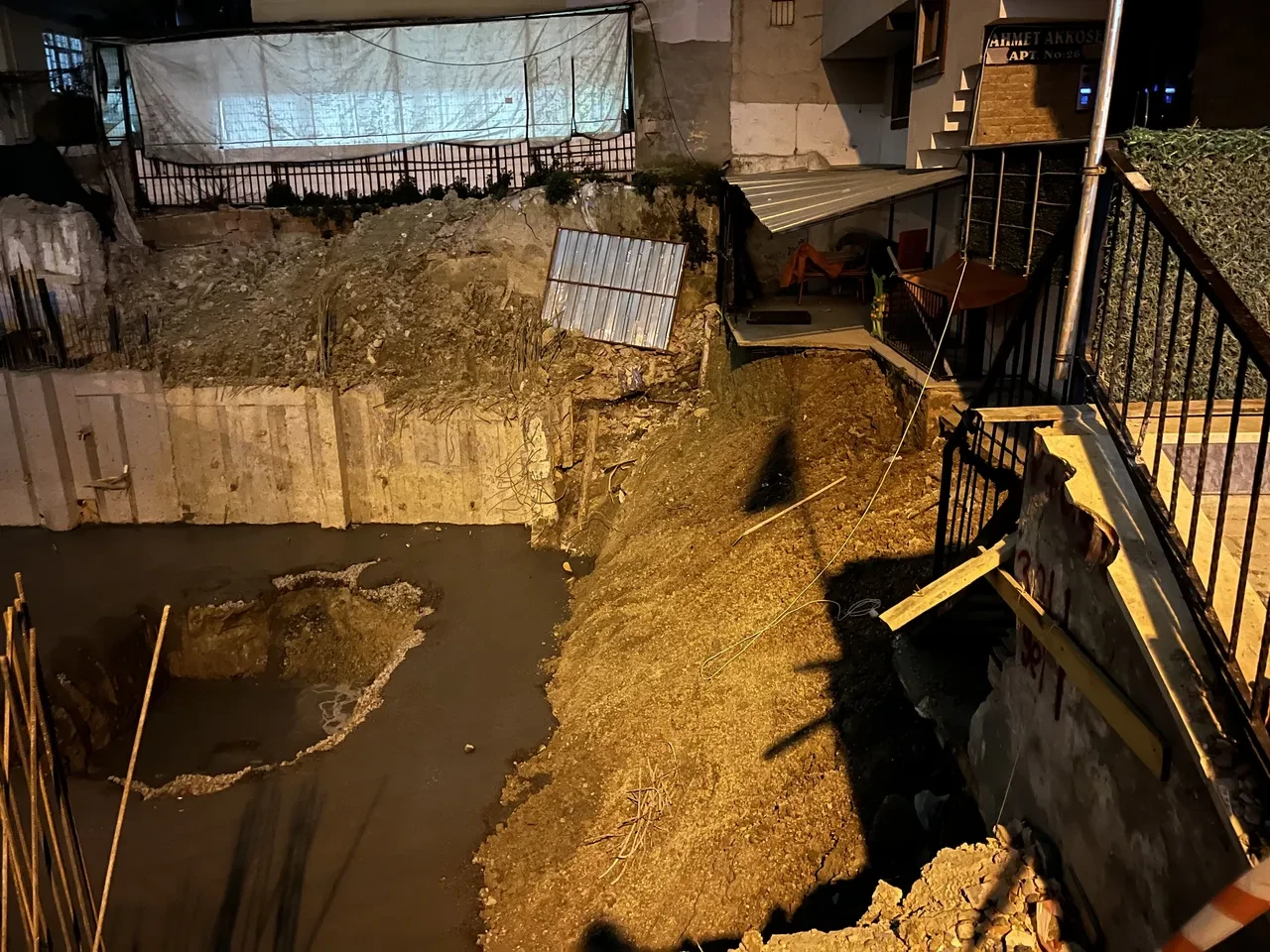 Anaokulunun bahçesi çöktü, bina çatladı: İstanbul'da korkutan anlar