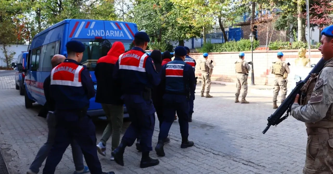 Edirne'de 25 terör örgütü mensubu yurt dışına çıkmaya çalışırken yakalandı!