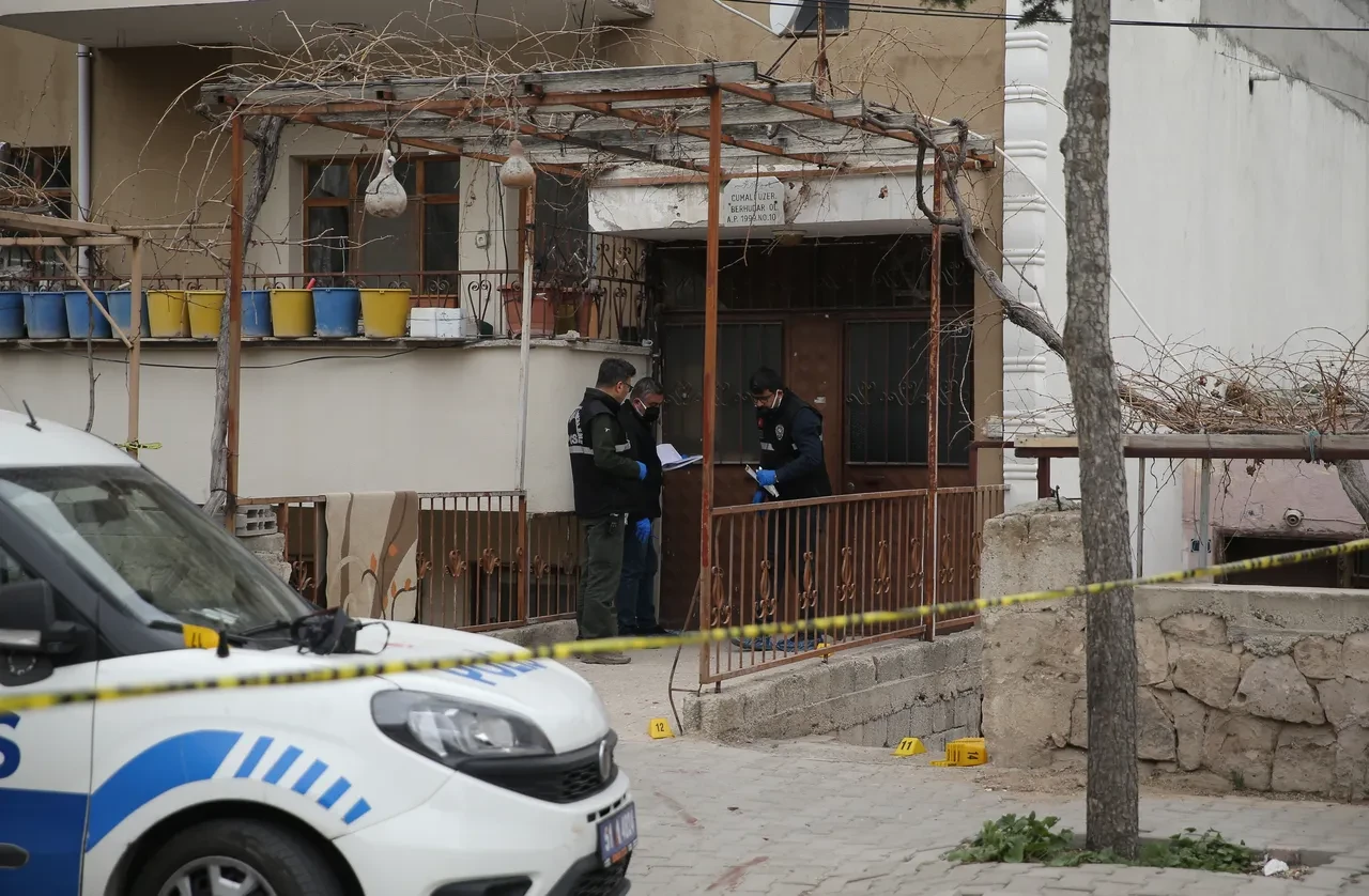 İhbara giden polislere bıçak ve keserli saldırı!