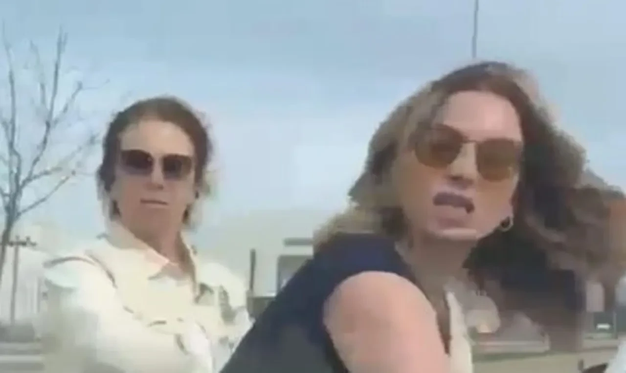 Kadın sürücülerin yol verme kavgası kamerada! Küfürler havada uçuştu