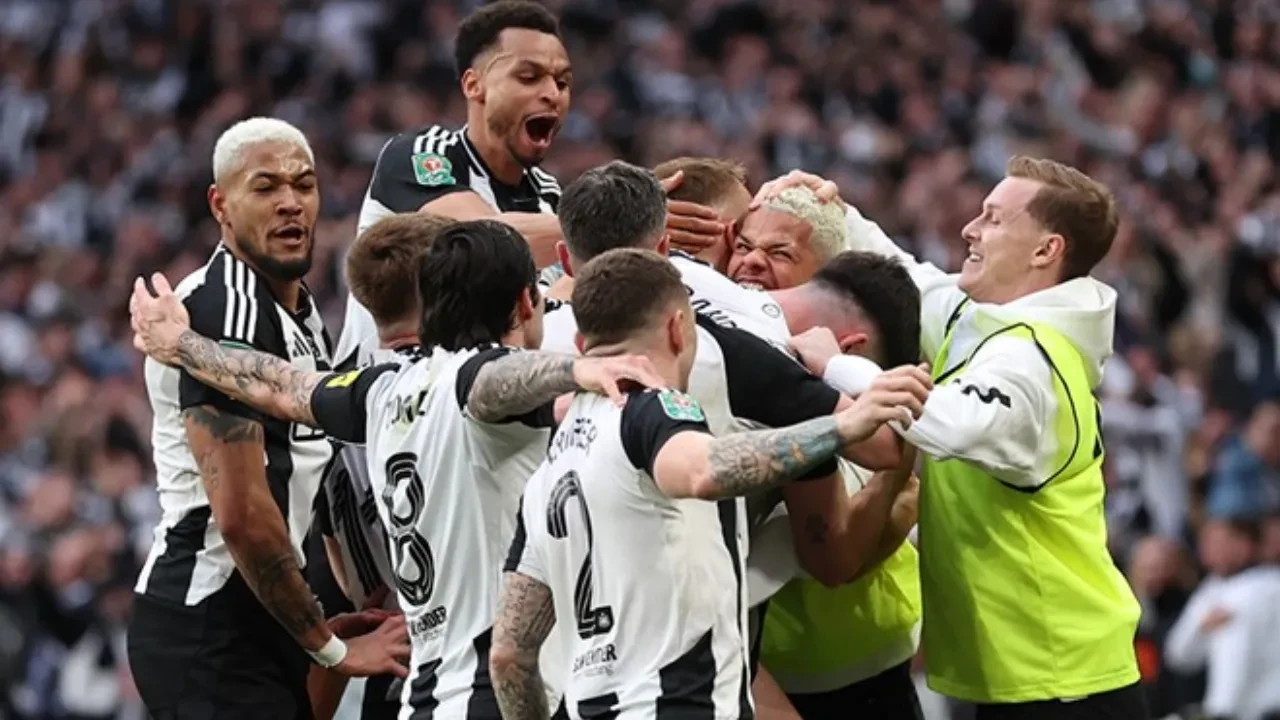 Newcastle United Liverpool'u mağlup ederek Lig Kupası şampiyonu oldu!